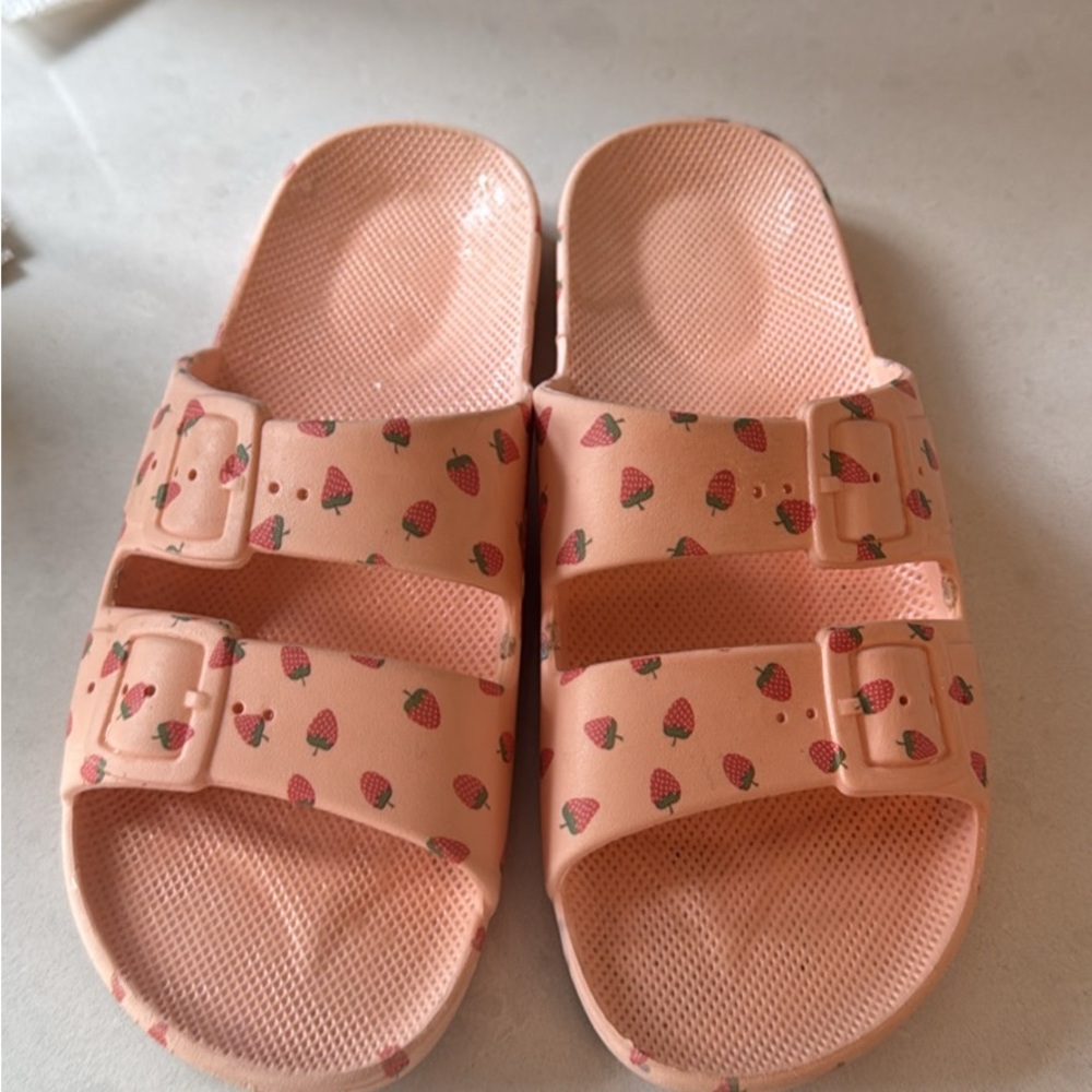Freedom Moses Strawberry Print Women's Slide Sandals - 37/38